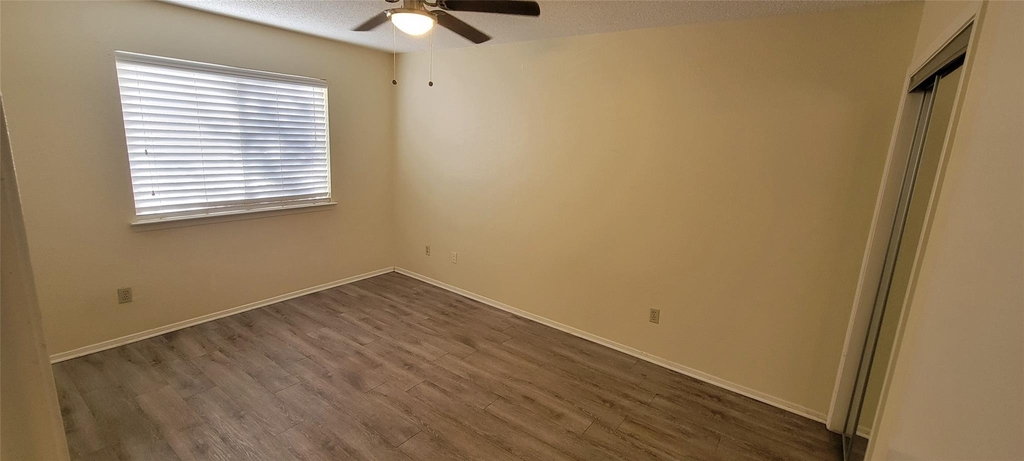 1015 E Yager Ln - Photo 14