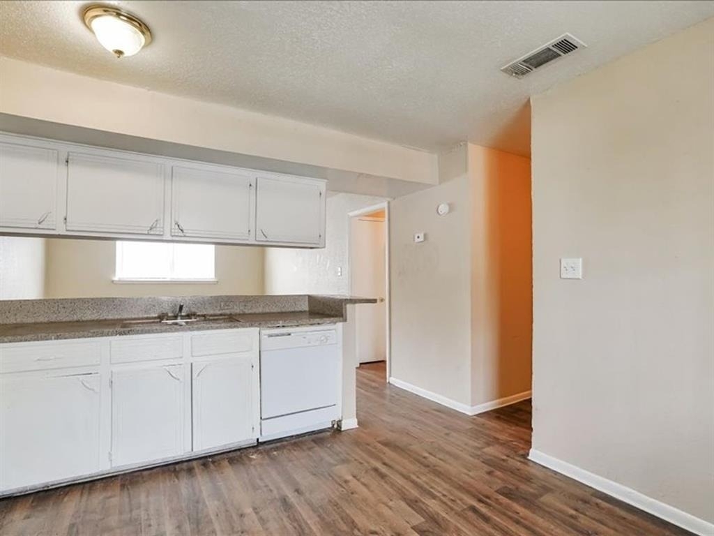 1800 N Wayside Street - Photo 2
