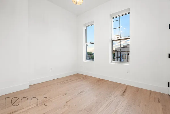 2039 Gates Avenue - Photo 2