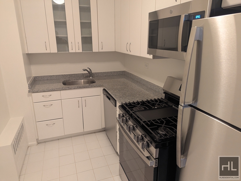 East 49 Street - Photo 1