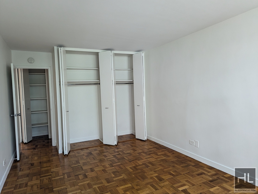 East 49 Street - Photo 4