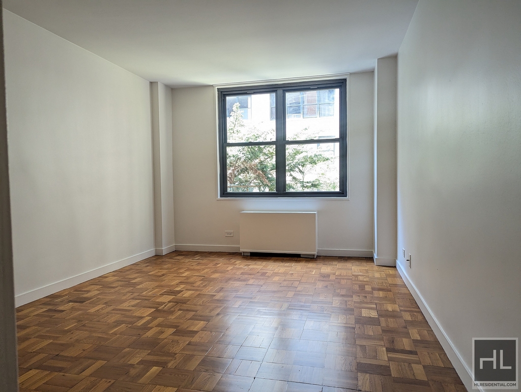 East 49 Street - Photo 0