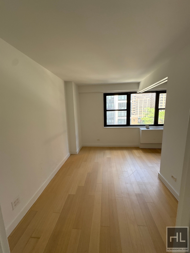 E 39th St - Photo 2