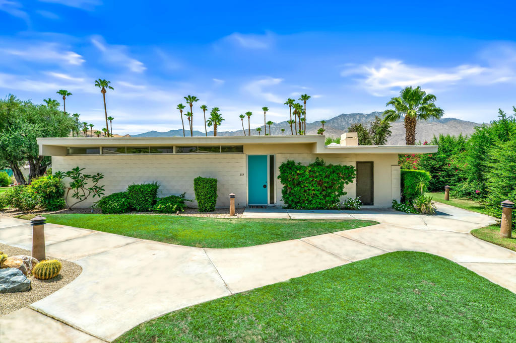 215 Desert Lakes Drive - Photo 0