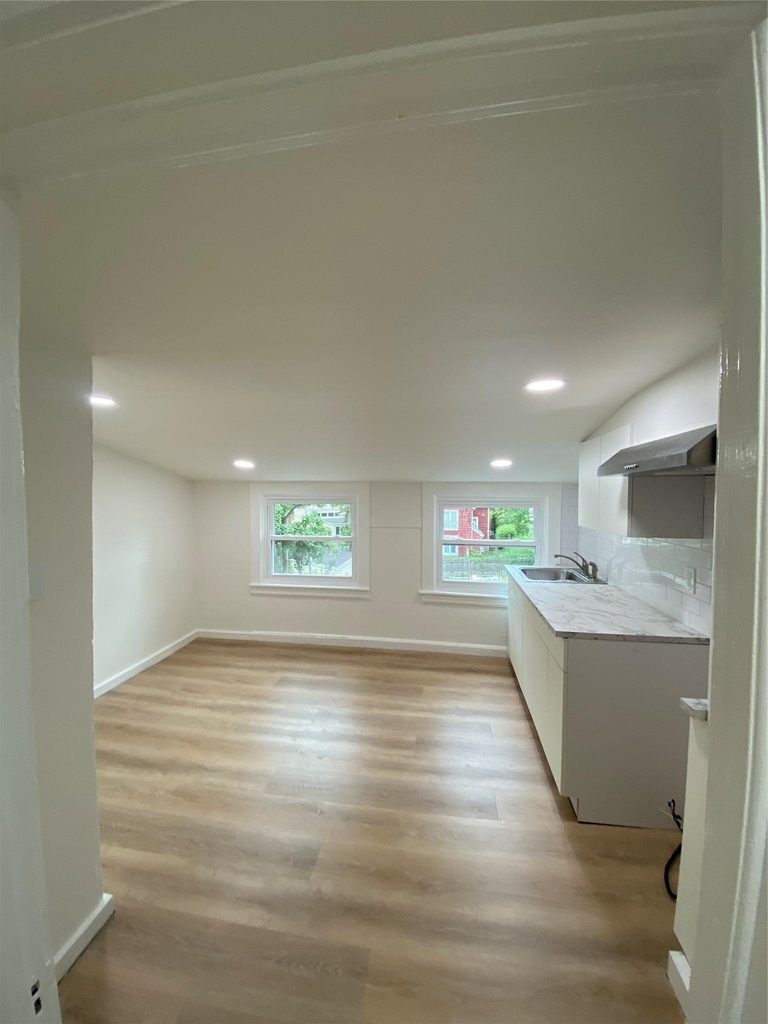 33 Carlton Avenue - Photo 1