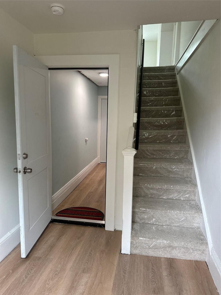 33 Carlton Avenue - Photo 2