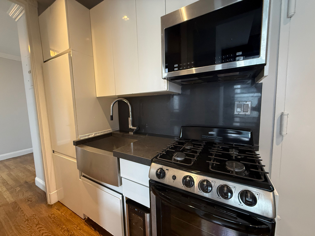 410 East 13th Street - Photo 3