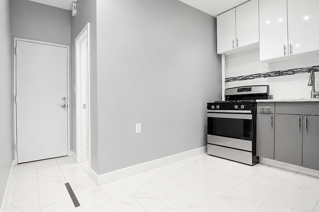912 Gates Avenue - Photo 1