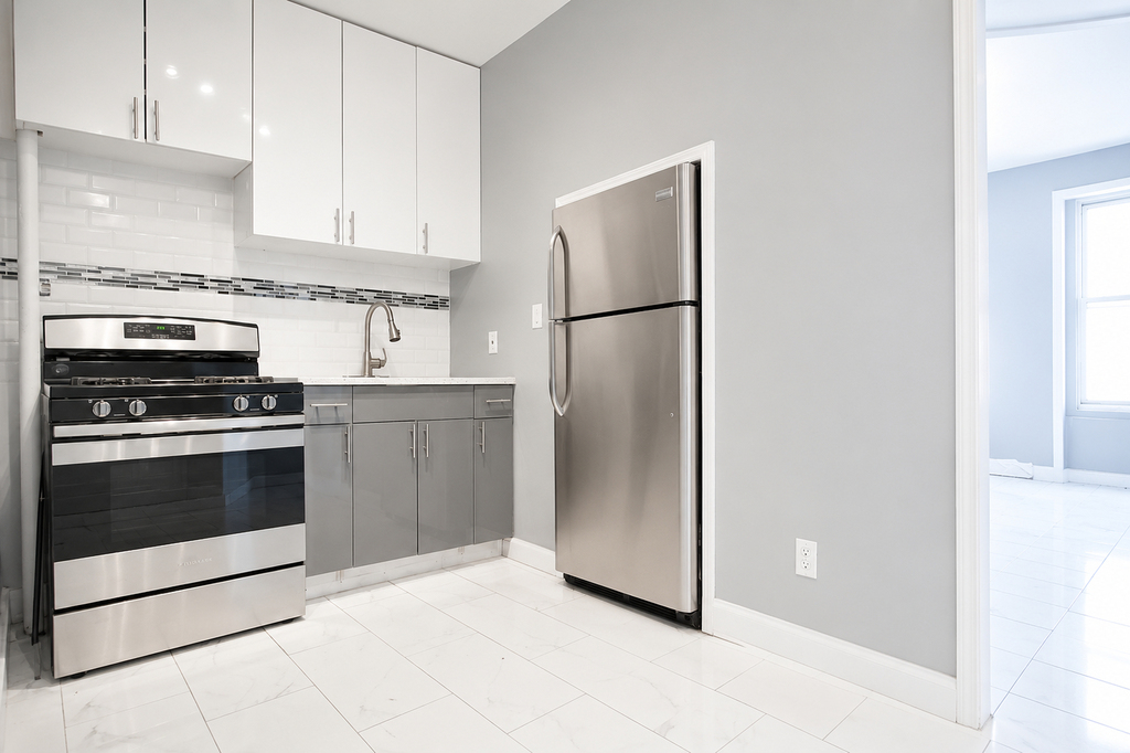 912 Gates Avenue - Photo 2