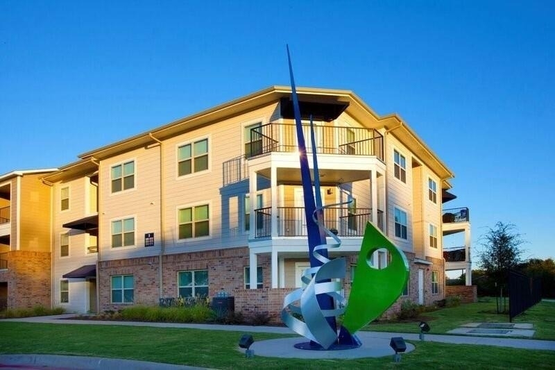 817 Colcord Ave - Photo 3