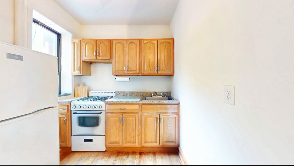328 East 14th Street - Photo 4