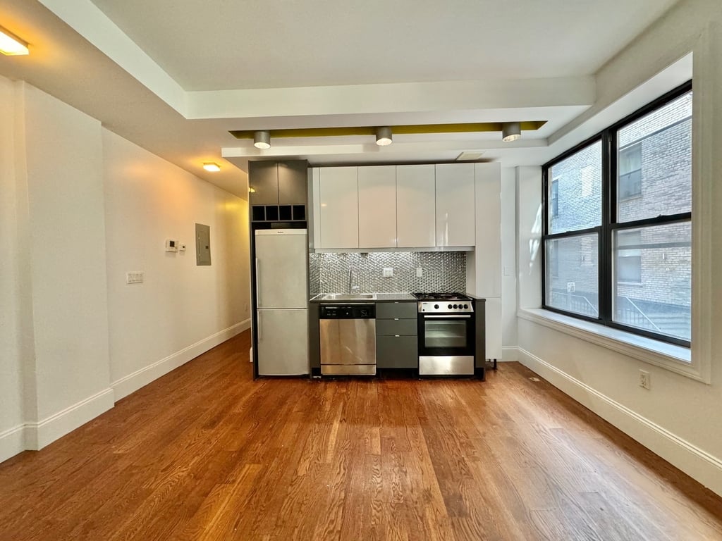 1635 Putnam Avenue - Photo 0