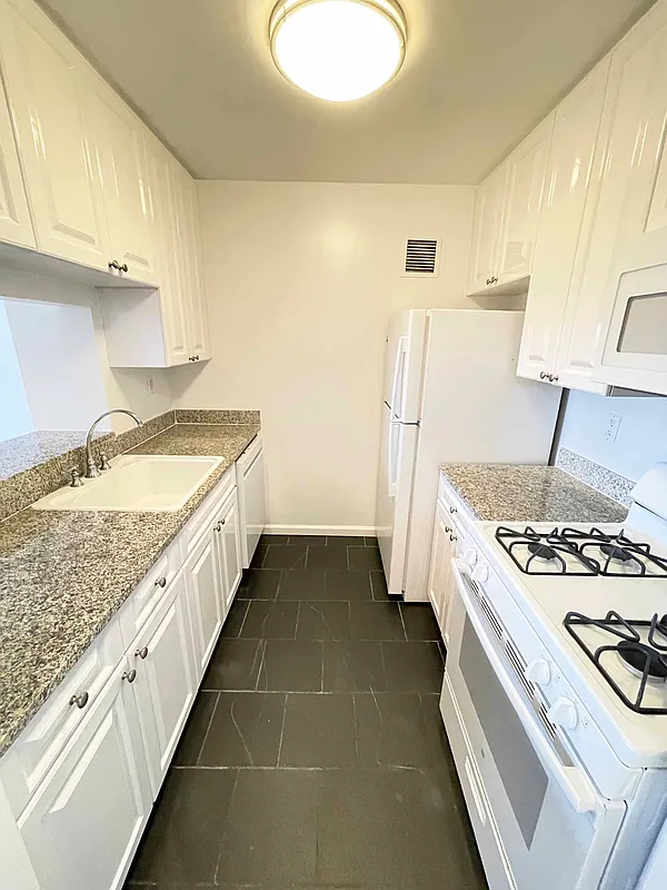 8th Avenue - Photo 3