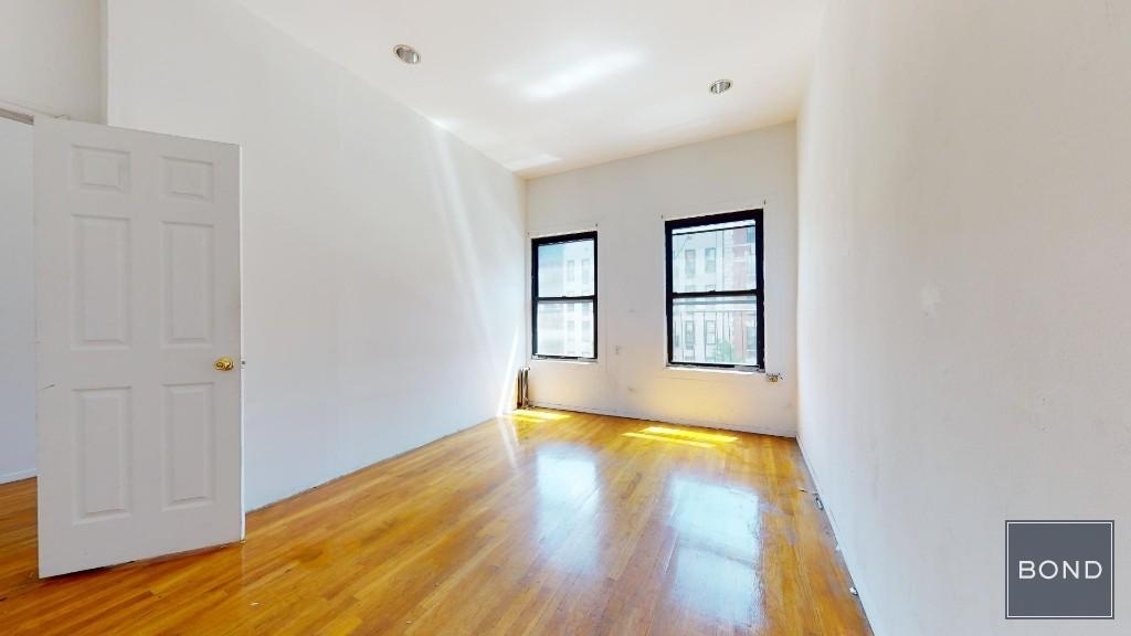 Third Avenue - Photo 3