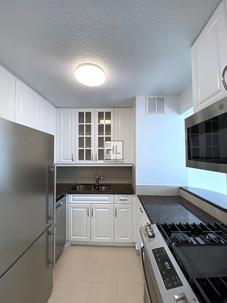 Second Avenue - Photo 1