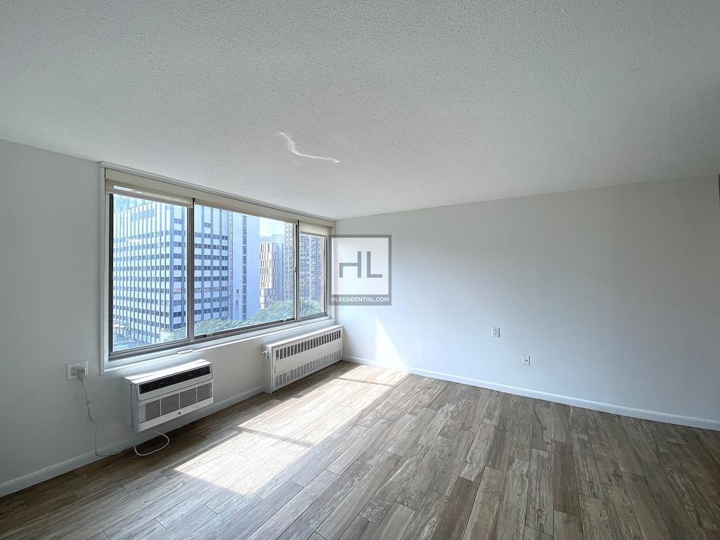 Second Avenue - Photo 2