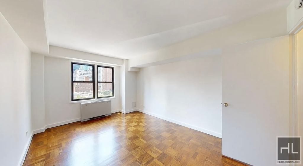 East 63 Street - Photo 5