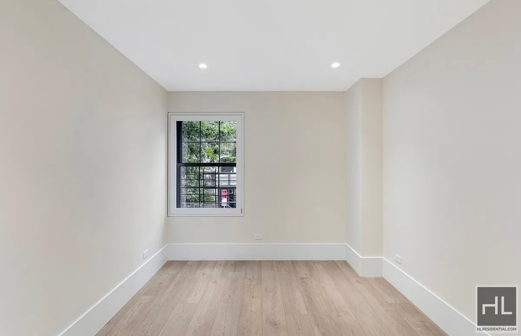 East 56 Street - Photo 2