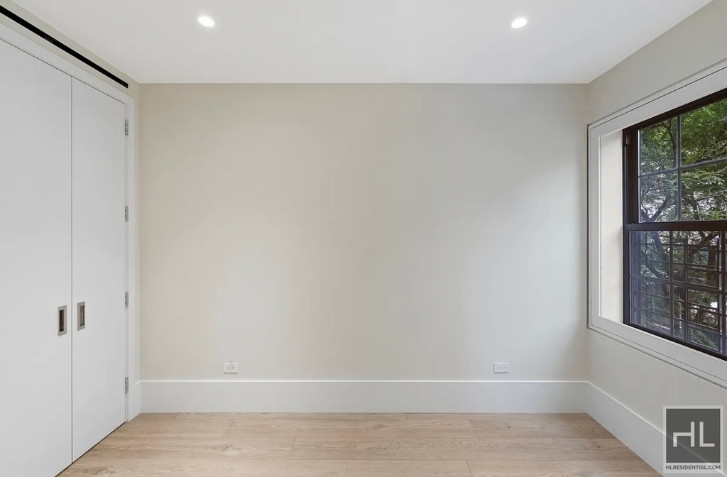 East 56 Street - Photo 1