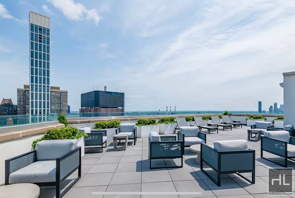 East 54 Street - Photo 10