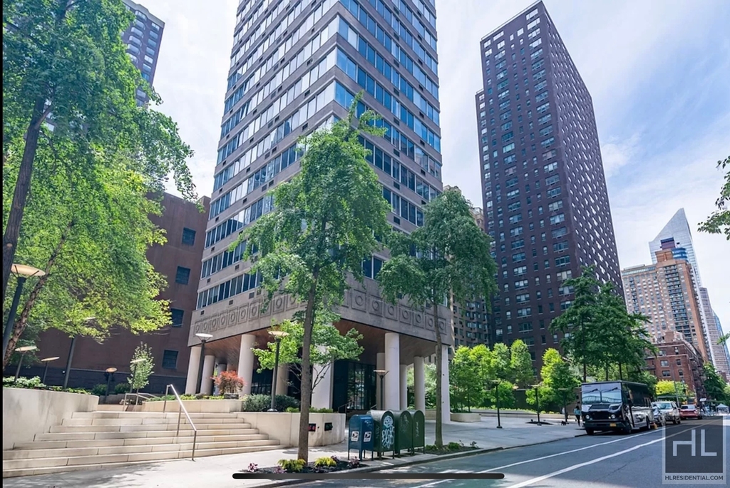 East 54 Street - Photo 13
