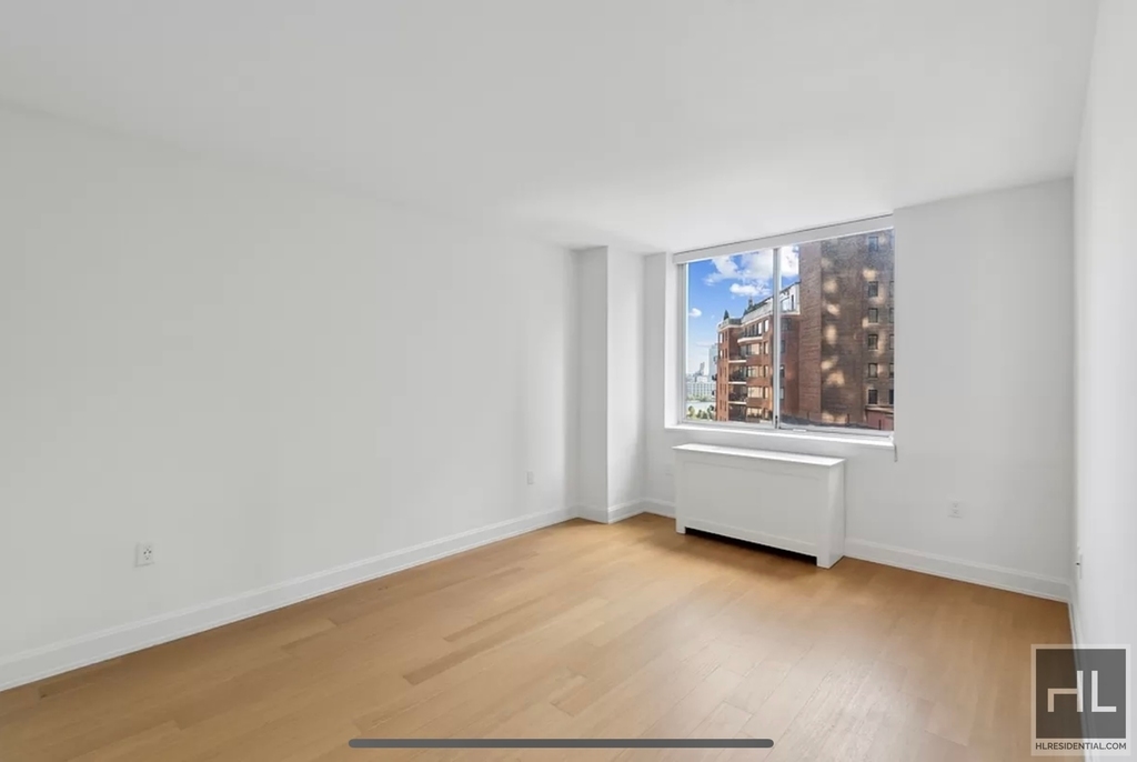East 54 Street - Photo 6
