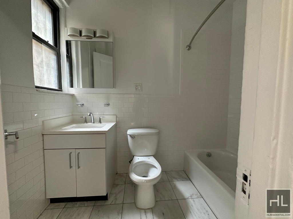 East 46 Street - Photo 10
