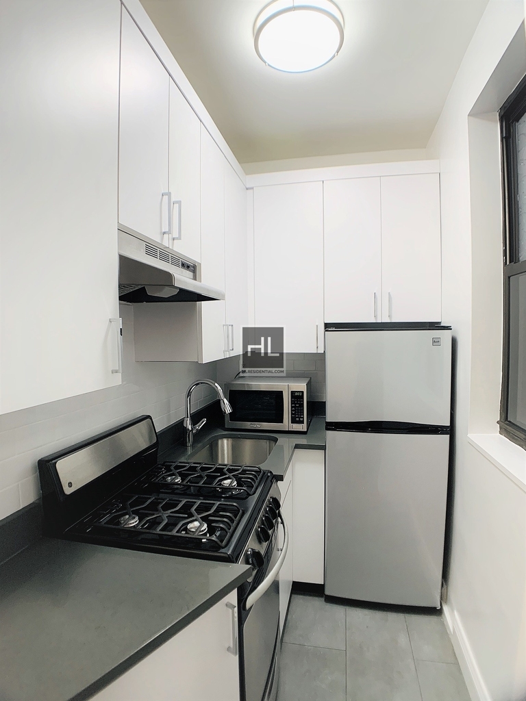 East 46 Street - Photo 4