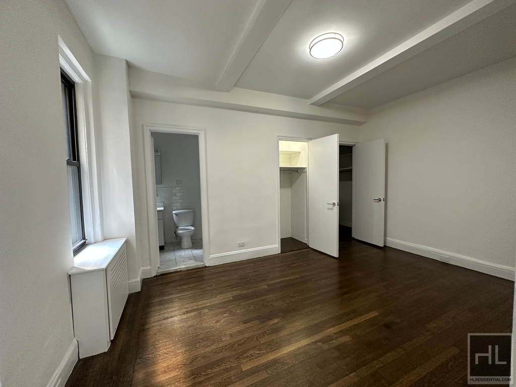East 46 Street - Photo 8