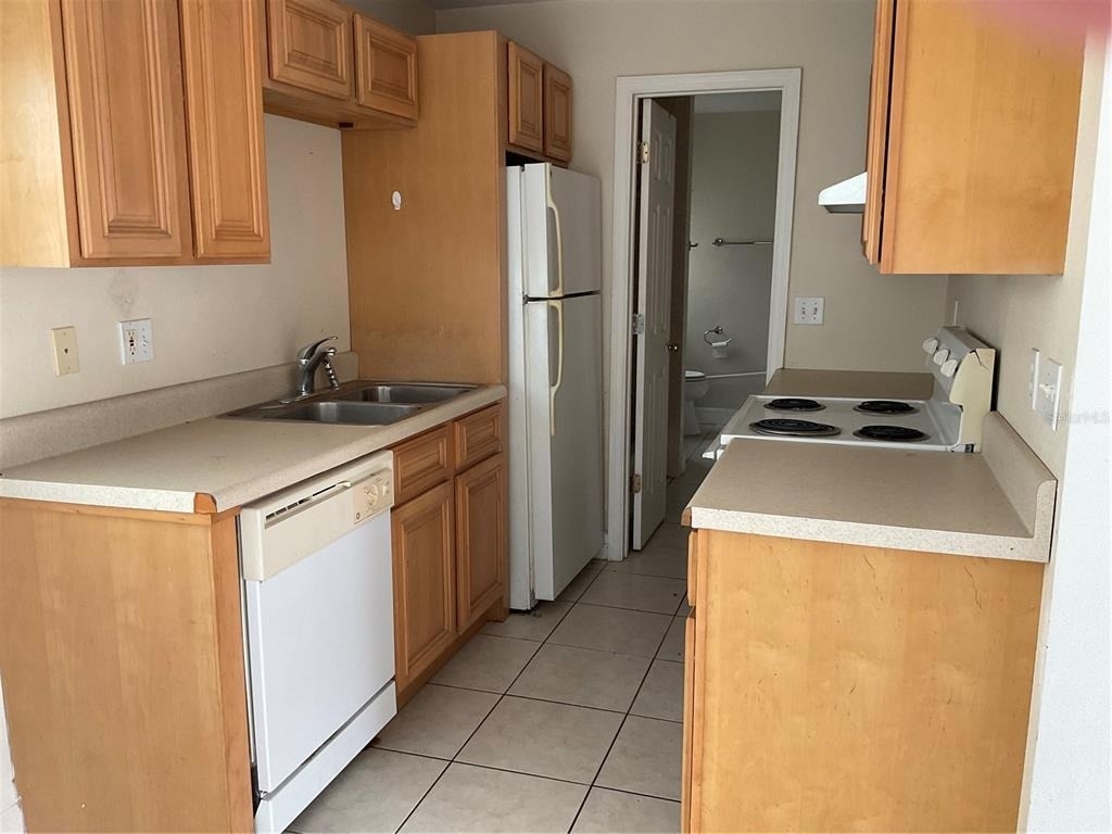 2121 Lakeview Drive - Photo 2