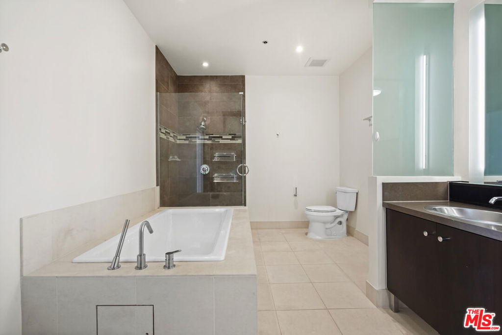 1100 S Hope Street - Photo 32