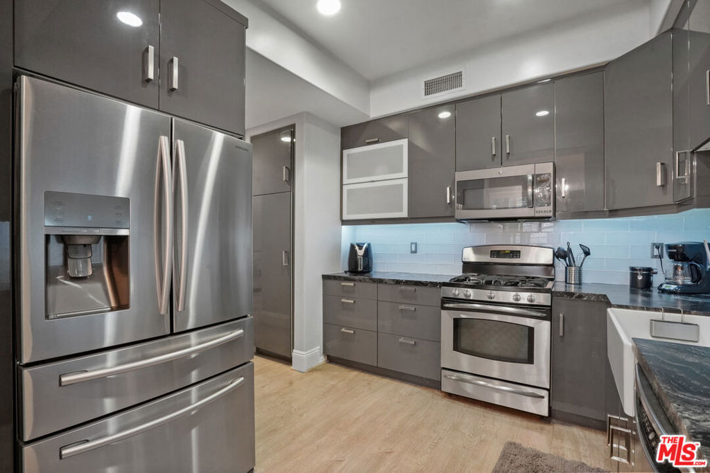 16123 W Sunset Boulevard - Photo 3