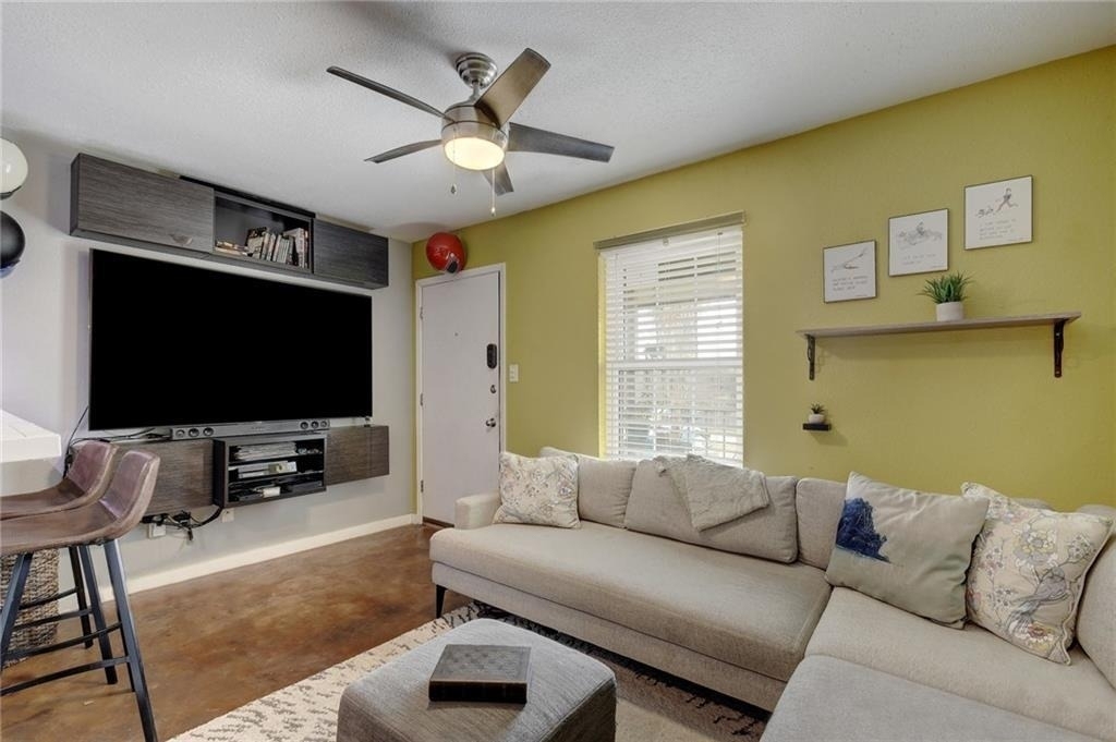 2302 East Side Dr - Photo 0