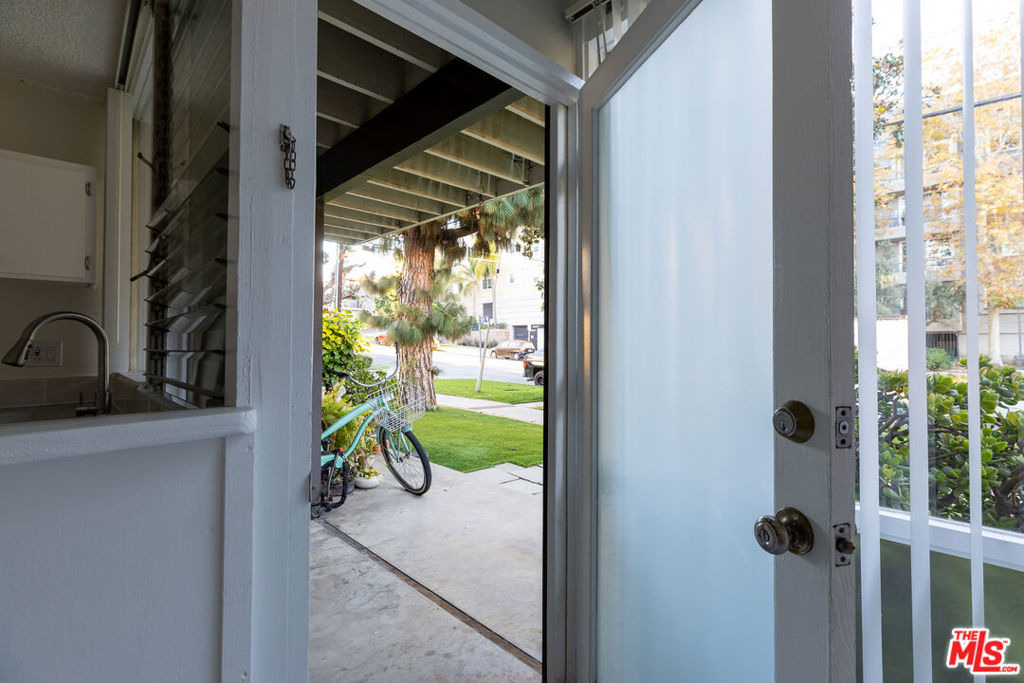 11131 Rose Avenue - Photo 5