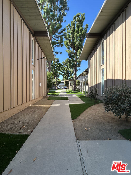 11131 Rose Avenue - Photo 2