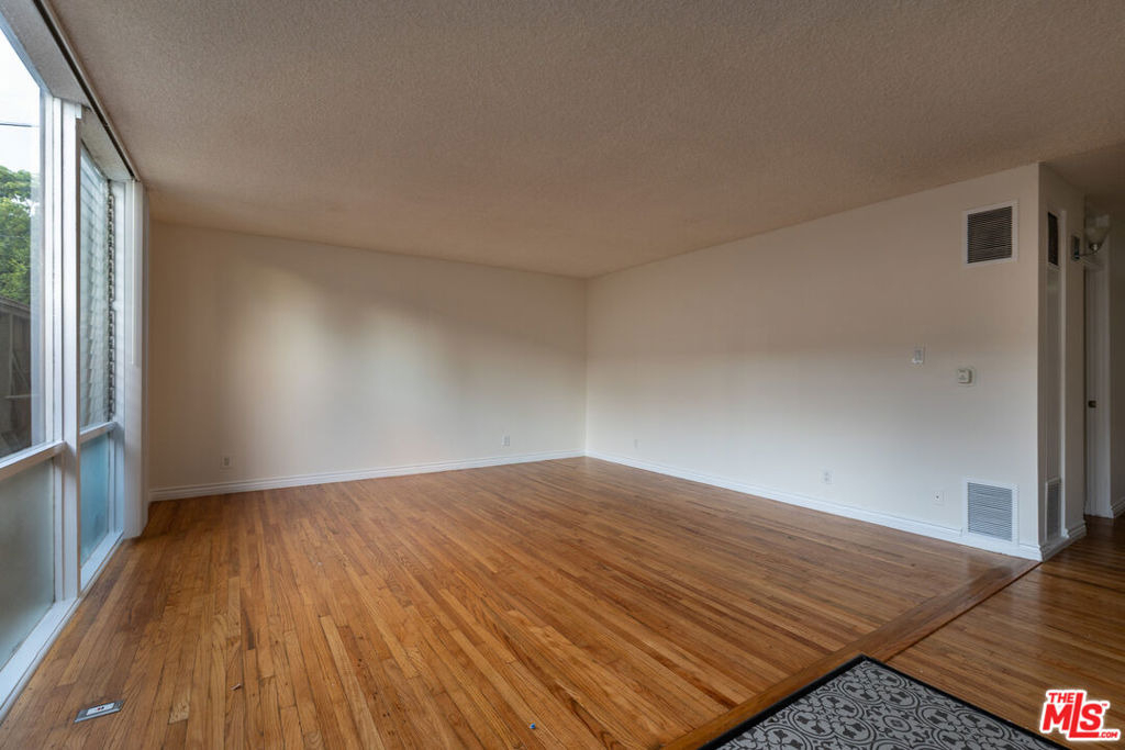 11131 Rose Avenue - Photo 3