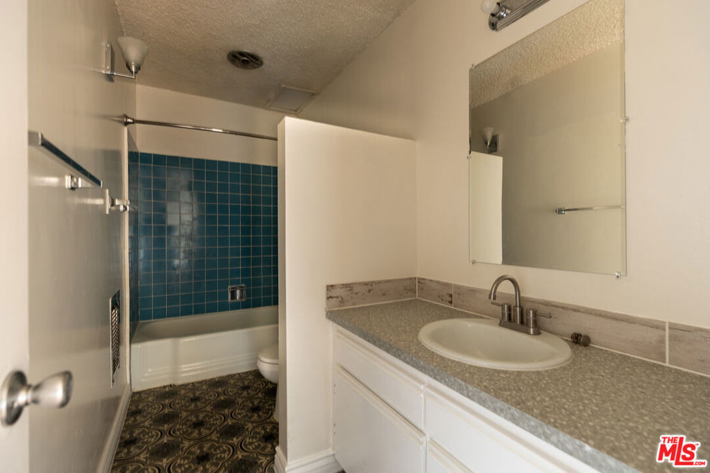 11131 Rose Avenue - Photo 6