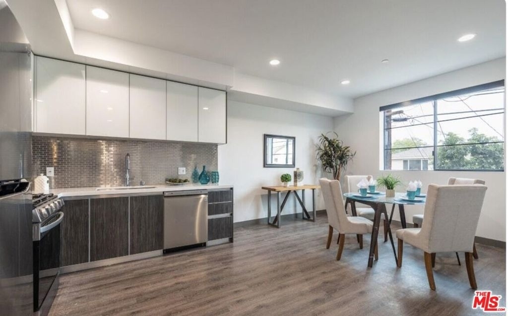552 N Hobart Boulevard - Photo 1