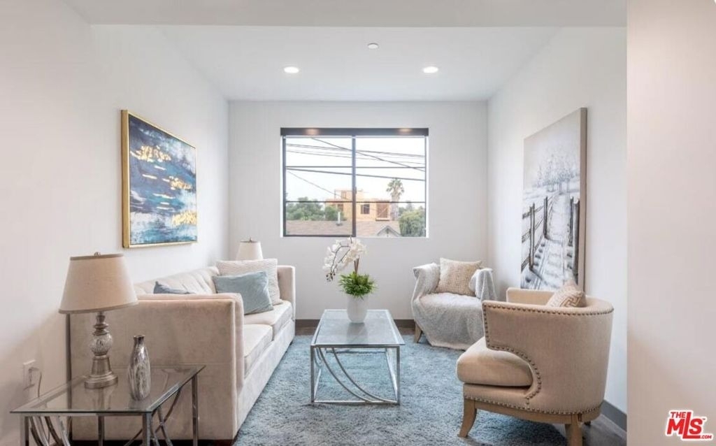 552 N Hobart Boulevard - Photo 2
