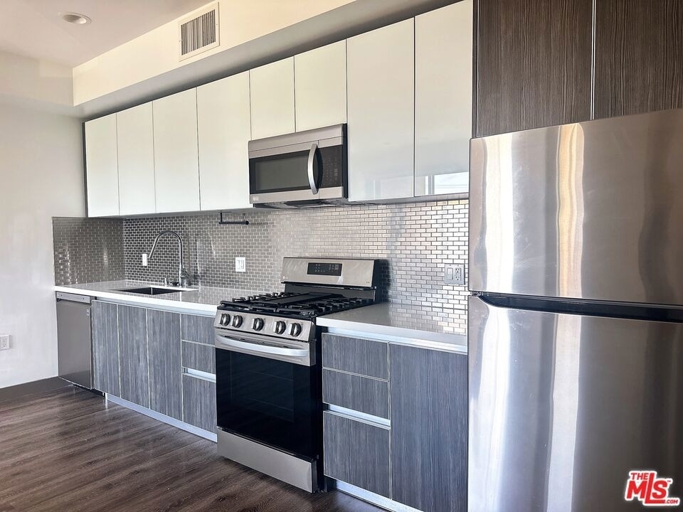 552 N Hobart Boulevard - Photo 0
