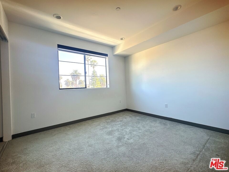 552 N Hobart Boulevard - Photo 6