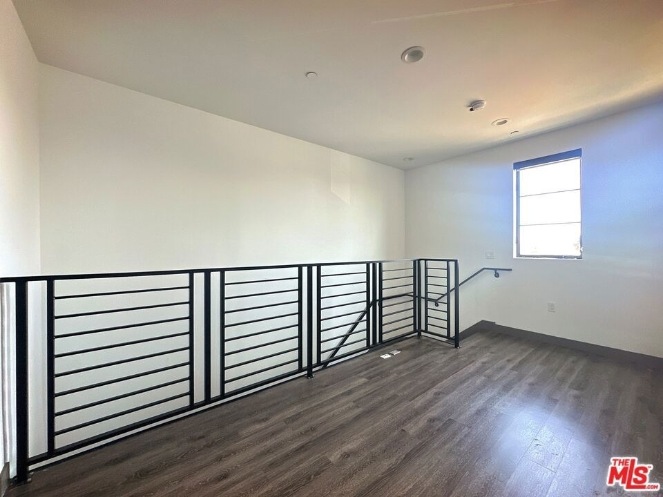 552 N Hobart Boulevard - Photo 2