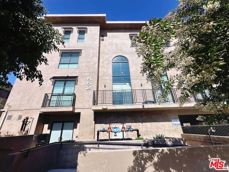 552 N Hobart Boulevard - Photo 9