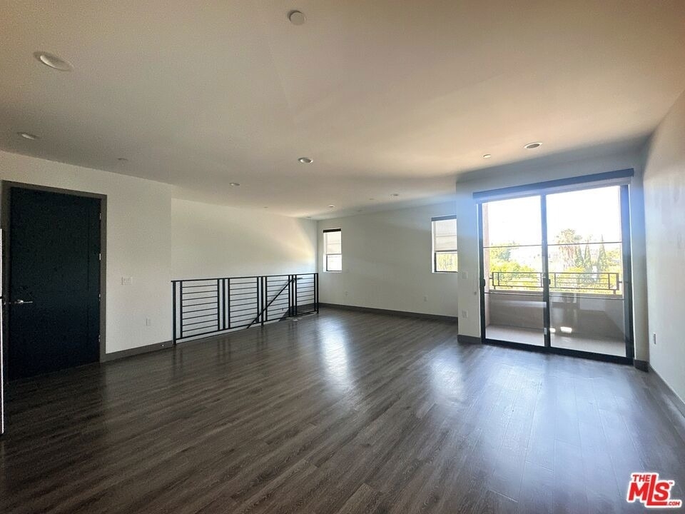 552 N Hobart Boulevard - Photo 3