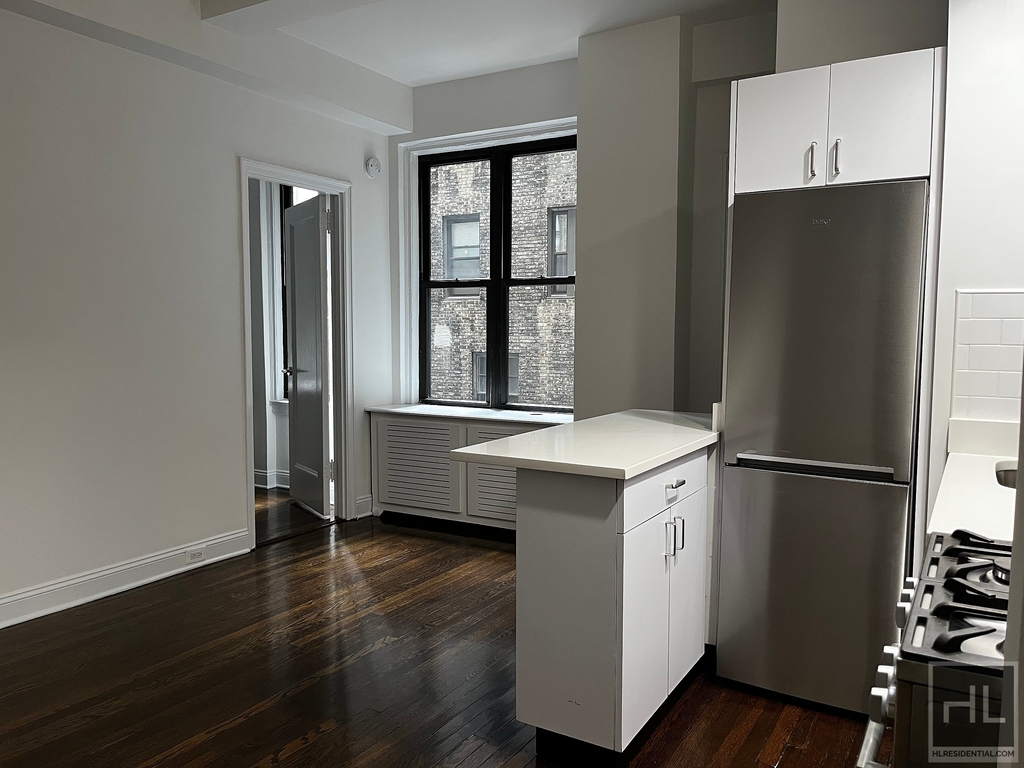 East 46 Street - Photo 10