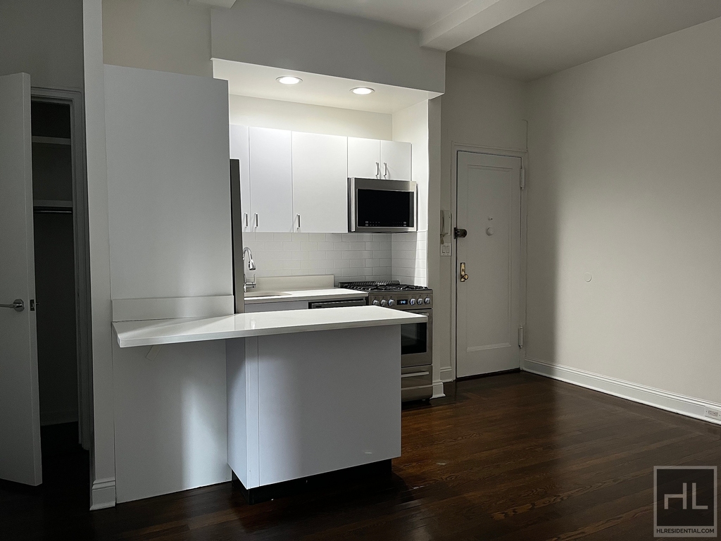 East 46 Street - Photo 8