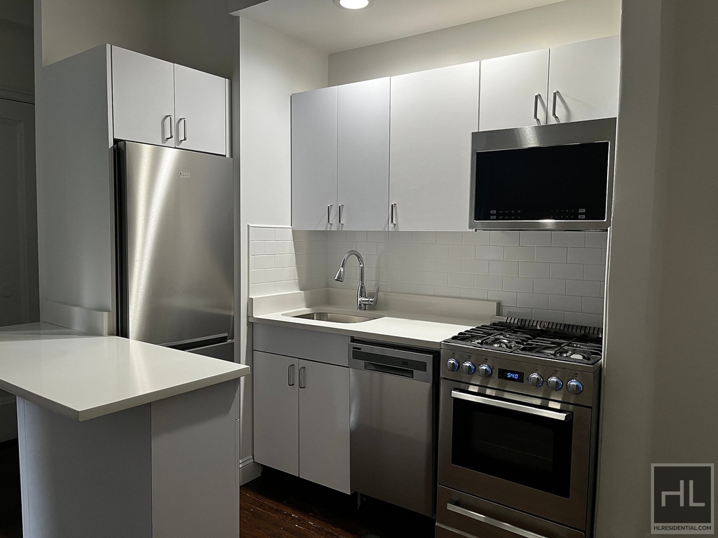 East 46 Street - Photo 6