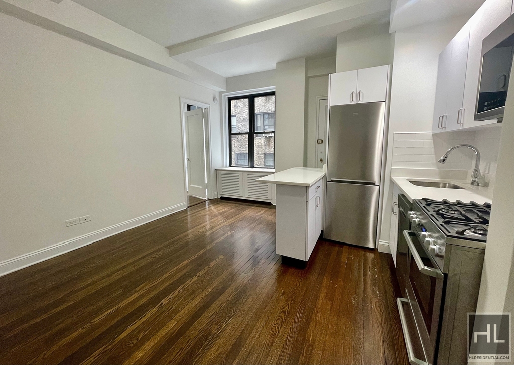 East 46 Street - Photo 0