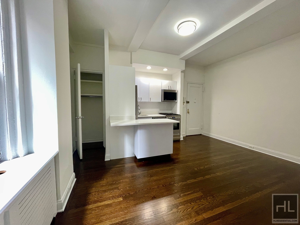 East 46 Street - Photo 1