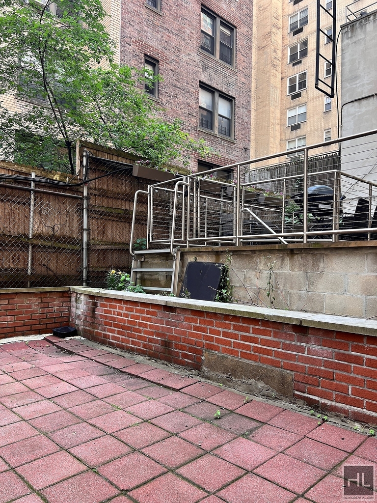 East 84 Street - Photo 9